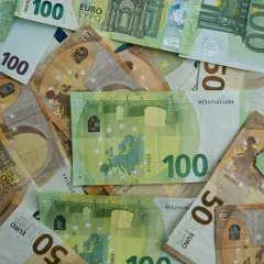 Des billets de 100 et 50 euros sont entassés. Attention, un paiement en espèces supérieur à 1000 € est sanctionné.