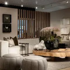 Ein stilvolles Wohnzimmer mit neutralen wandfarben trends. Ein beiges Sofa, ein rustikaler Holztisch und dekorative Elemente schaffen eine gemütliche Atmosphäre.