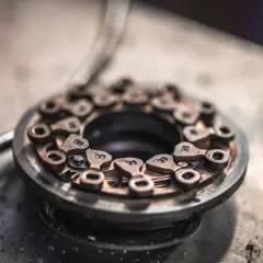 Detale budowy turbosprężarki ze zmienną geometrią. Mechanizm z łopatkami i sprężyną.