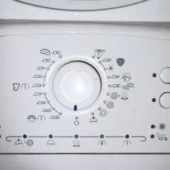 Panel sterowania pralki Whirlpool z ikonami programów i temperatur. Pomoc w obsłudze urządzenia.