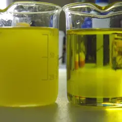 Dwa zlewki z żółtym płynem. Czy benzyna zamarza? Tutaj badamy ciecze w niskich temperaturach.