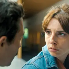 Ein Mann und eine Frau im Gespräch, die Frau trägt eine Jeansjacke. Szenen aus ehrliche leute staffel 2.