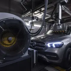 Szary Mercedes GLE na hamowni. Duży wentylator obok, a nad maską samochodu system pomiarowy. Testy silnika om647.