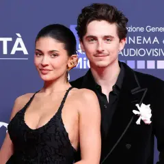 Timothée Chalamet och Kylie Jenner poserar tillsammans på en röd matta.