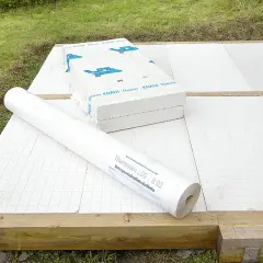 Materialien für das Gartenhaus bauen: Dämmplatten und Rolle liegen bereit.
