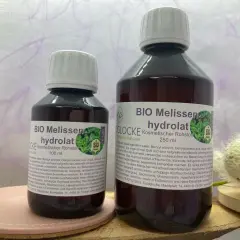 Zwei Flaschen BIO Melissenhydrolat, eines 100 ml, das andere 250 ml. Die Wirkung von Melissenhydrolat ist erfrischend und klärend.