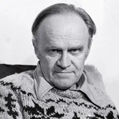Portret mężczyzny w swetrze z wzorem. Może to być przedstawiciel pokolenia Kolumbów, zamyślony i pełen doświadczeń.