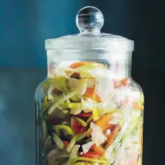 En glasburk fylld med färgglada grönsaker, redo för en 3 veckors sallad.