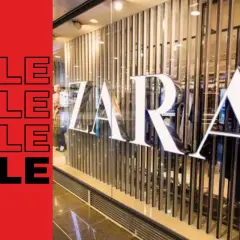 Kiedy promocje w Zarze! Duże napisy "SALE" na czerwonym tle obok witryny sklepu z logo ZARA.