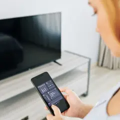 Jak podłączyć telefon do TV kablem? Stabilny obraz bez Wi-Fi