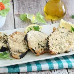 Fette di pesce spada impanate con sesamo, cotte in friggitrice ad aria, servite con limone e insalata.