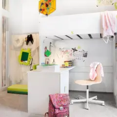 Ein kleines Kinderzimmer, perfekt eingerichtet für ein Schulkind. Ein Hochbett, Schreibtisch und viel Platz zum Spielen und Lernen.