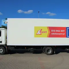 Ciężarówka z logo szkoły jazdy "Expert" i literą "L" na boku. Idealna do nauki jazdy kat C.