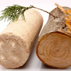 Brykiet drzewny i drewno - oto czym można palić w kominku, by cieszyć się ciepłem.
