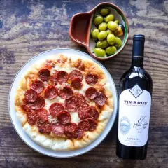 Jakie wino do pizzy? Idealne połączenia smakowe (Poradnik)