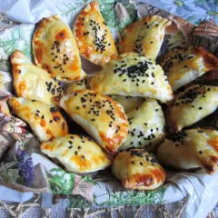 Przepis na pierożki z ciasta francuskiego: Krok po kroku + Porady
