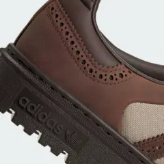 Brązowe buty Adidas Samba z perforacjami i grubą podeszwą. Idealne do tańca, jak piosenka do samby.