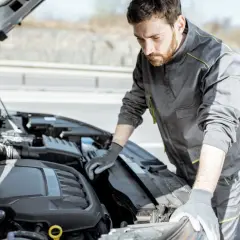 Mecánico revisa el motor de un coche que da tirones al acelerar.