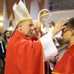 Biskup udziela sakramentu bierzmowania. Nie ma ustalonej kwoty, ile zarabia biskup za bierzmowanie, jest to jego posługa.