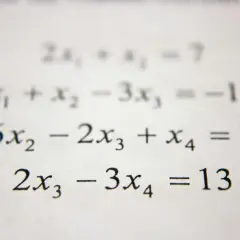 Układ równań liniowych, gdzie wyrażenia algebraiczne przykłady pokazują zależności między zmiennymi x₁, x₂, x₃, x₄.