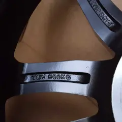 Felga aluminiowa z napisem TUV 900KG, pasująca do Nissan Primastar.