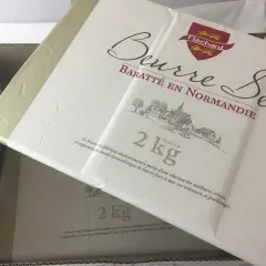 Emballage de beurre normandie, 2 kg, avec un dessin de village et le logo "Fléchard".