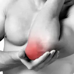Uomo con gomito dolente, evidenziato in rosso. Potrebbe cercare esercizi per epitrocleite.