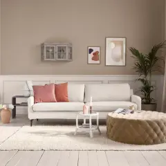 Beige ist eine vielseitige Farbe, die gut zu warmen Tönen wie Koralle und Rosa passt, wie diese gemütliche Wohnzimmerszene zeigt.