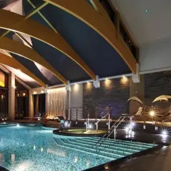 Luksusowe hotele na Mazurach z basenem oferują relaks w nowoczesnym stylu. Wnętrze basenu z podświetlanymi schodkami i jacuzzi.