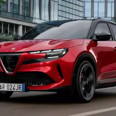 Czerwony SUV Alfa Romeo pędzi ulicą. Jaki suv, taki styl!