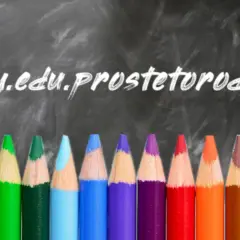 Kolorowe kredki na tle tablicy z napisem www.edu.prostetorodo.pl