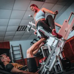 Para ćwiczy na suwnicy. Czy to crossfit czy siłownia?