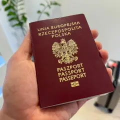 Polski paszport w dłoni. Czy do USA potrzebna jest wiza? Podróż do Ameryki wymaga sprawdzenia aktualnych przepisów wizowych.