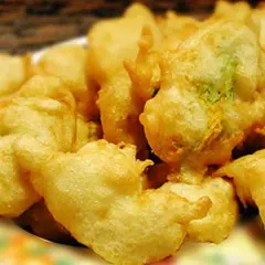 Fiori di zucca fritti in pastella croccante, un classico antipasto italiano.