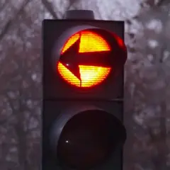 Czerwone światło sygnalizatora S3 z podświetloną strzałką w lewo.