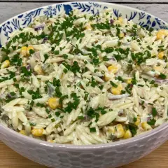 Boska sałatka z tuńczykiem i makaronem orzo, kukurydzą i szczypiorkiem. Idealna na szybki obiad.