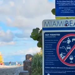 Tablica informacyjna na plaży w Miami Beach, gdzie leży to słynne miasto. Widać zakazy, np. alkoholu i plastikowych słomek.