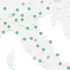 Mappa delle colonnine elettriche in autostrada, con indicatori numerici per le stazioni di ricarica in Italia e zone limitrofe.