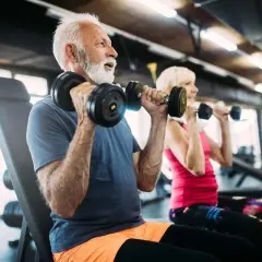 Seniorzy ćwiczą z hantlami. Chcesz wiedzieć, jak sprawdzić czy karta multisport jest aktywna? Zacznij od treningu!