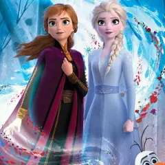 Anna i Elsa, uwielbiane postacie z bajek, stoją obok siebie w magicznym lesie. Obok nich uśmiecha się bałwanek Olaf.