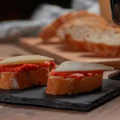 Pan de sobrasada con queso, un bocado delicioso.