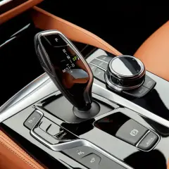 Palanca de cambio Steptronic BMW 8 velocidades en un interior de cuero marrón.