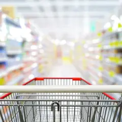 Wózek sklepowy w alejkach pełnych produktów. Z aplikacją blix zakupy stają się prostsze i szybsze.