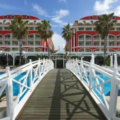 Mostek nad basenem prowadzi do hotelu w stylu Orange County w Belek.