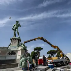 La copia del David di Michelangelo si trova a Piazzale Michelangelo, Firenze. Una gru è visibile vicino alla statua.