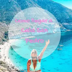 Vista aérea de Cala San Pedro, un paraíso con aguas turquesas y montañas escarpadas. Un lugar que evoca la libertad de los hippies.