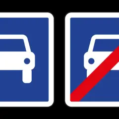 Panneau de début et de fin de route à accès réglementé.