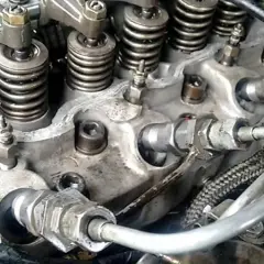 Detalle de un motor diésel con resortes, válvulas y una bomba de inyección.