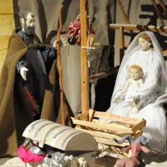 Krippenszene mit Maria, Josef und Jesuskind. Die Szene erinnert an die Ursprünge von Weihnachten.