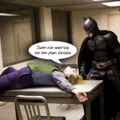 Batman Nolana patrzy na leżącego Jokera. Joker mówi: "Sam nie wierzę, że ten plan działa.